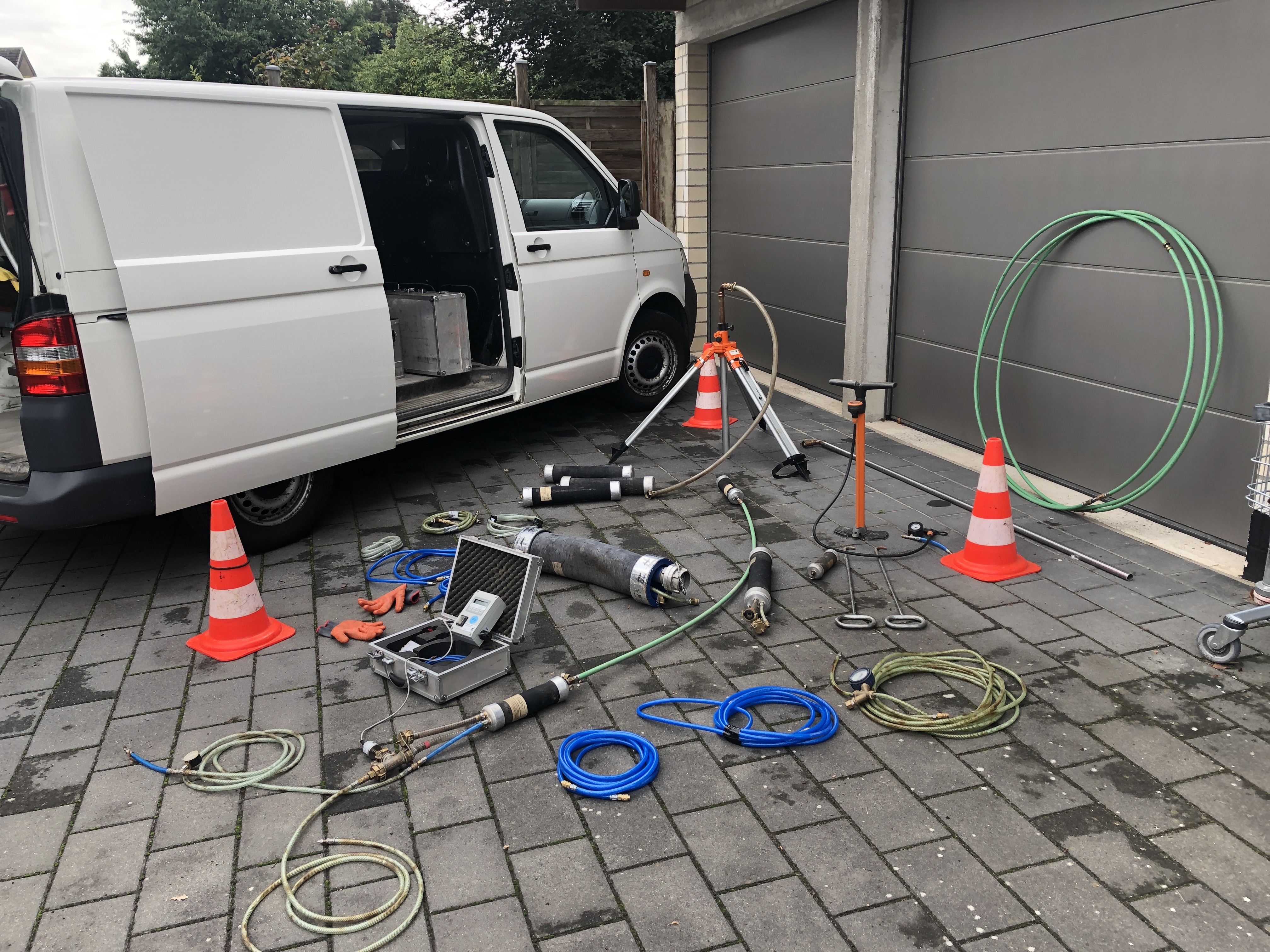 VW T5 mit Gerätschaften für Dichtheitsprüfungen