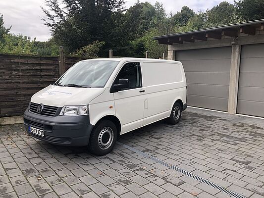 VW T5 mit Gerätschaften für Dichtheitsprüfungen